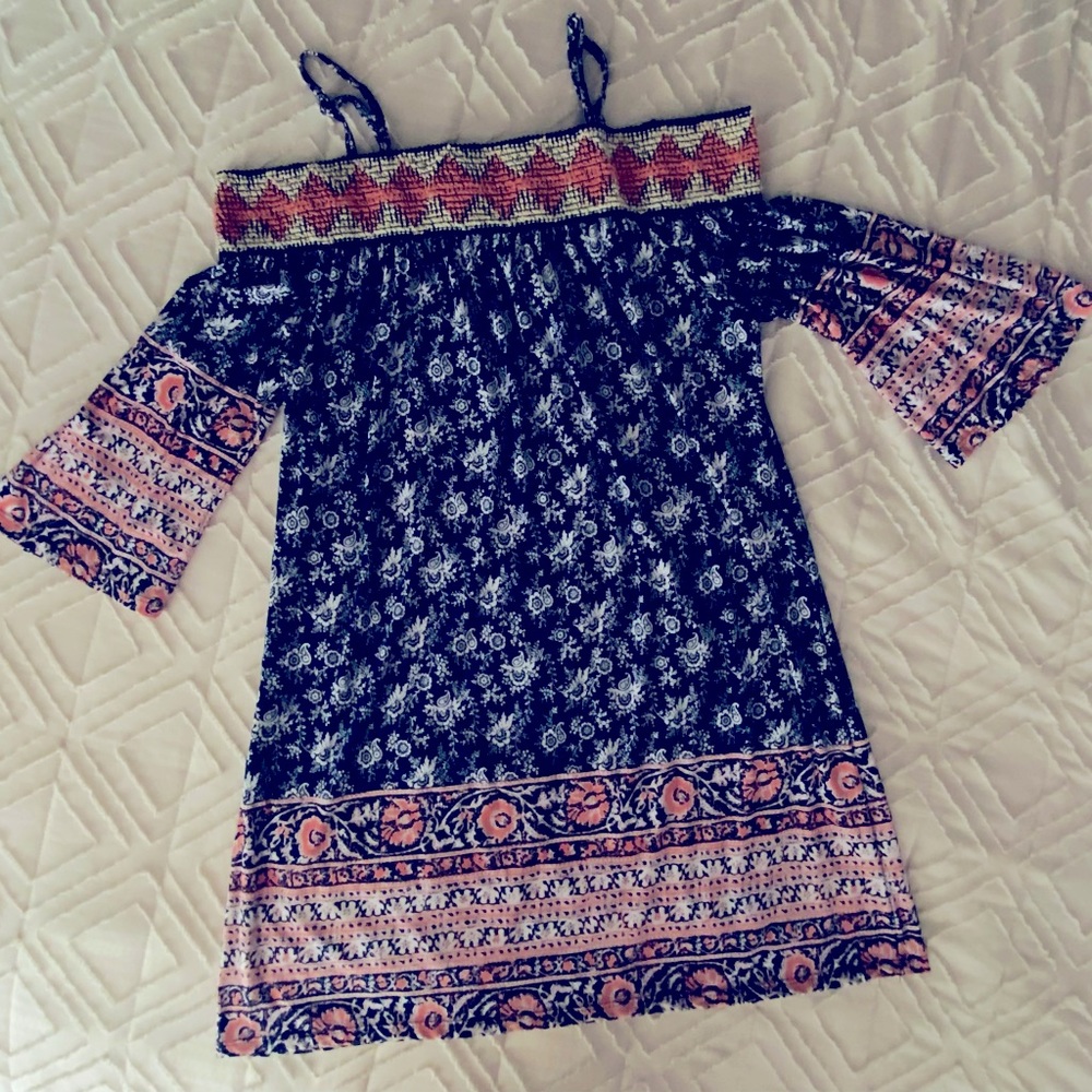 Super cute off the shoulder dress, (can be worn with straps) loose fitting